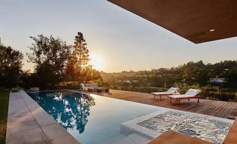 قصر بـ٦.٥ مليون دولار هدية نيك جوناس لبريانكا تشوبرا