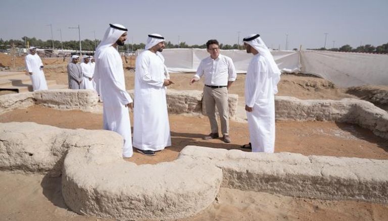 زيارة الشيخ محمد بن زايد آل نهيان للمسجد الأثري في مدينة العين