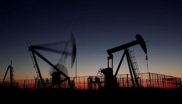 النفط يرتفع 1% بدعم من تخفيضات أوبك