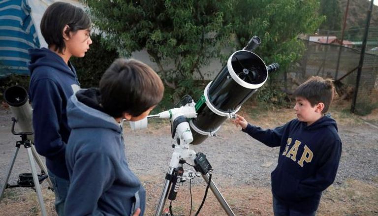 ريكاردو يعطي درسا لأطفال يكبرونه في علوم الفلك