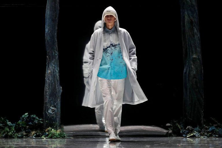 ملثمون وبطاطين بعرض أزياء ياباني للرجال