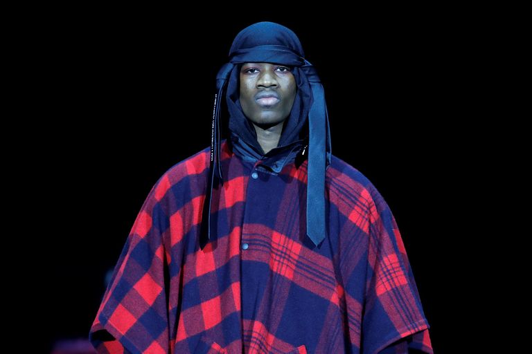 ملثمون وبطاطين بعرض أزياء ياباني للرجال