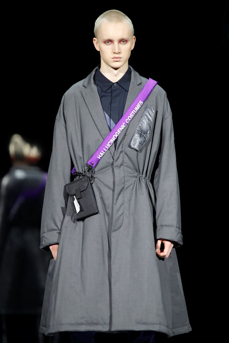 ملثمون وبطاطين بعرض أزياء ياباني للرجال