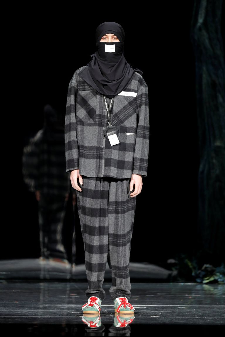 ملثمون وبطاطين بعرض أزياء ياباني للرجال