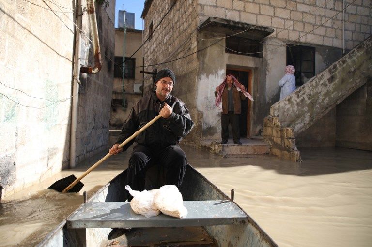 أبوإيهاب ينقل أطفالا بمركبه