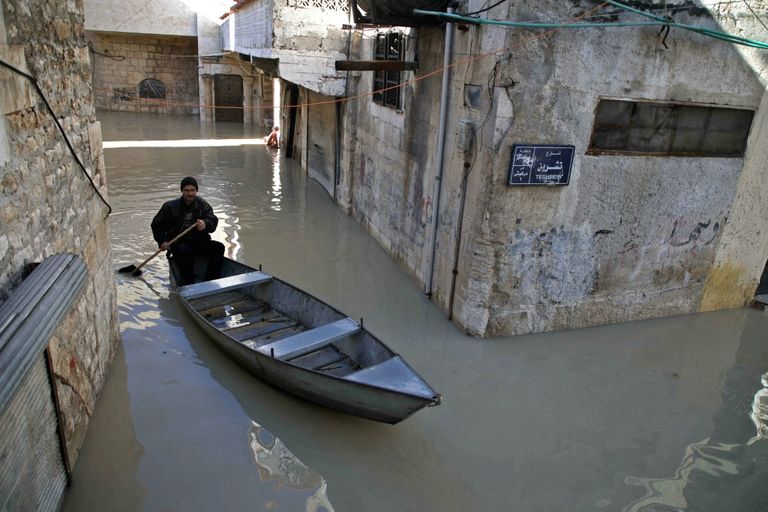 أبوإيهاب ينقل أطفالا بمركبه