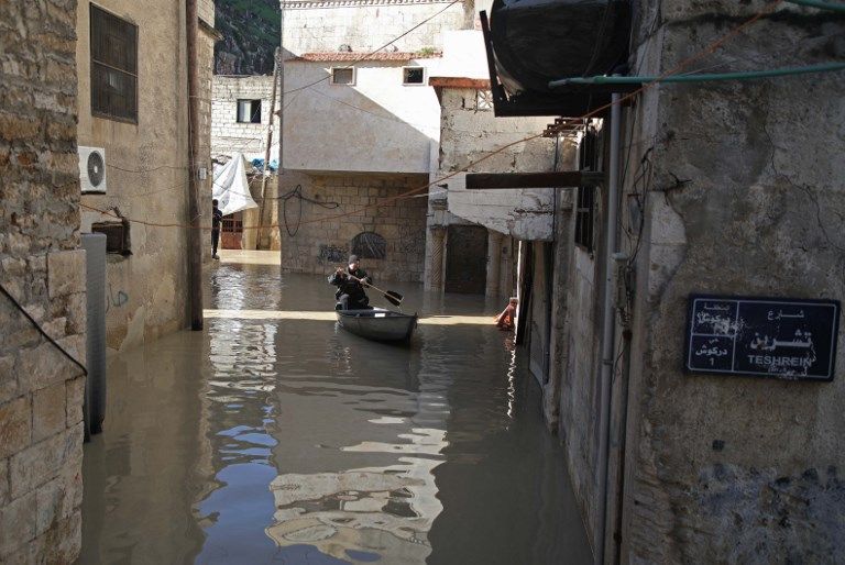 أبوإيهاب ينقل أطفالا بمركبه