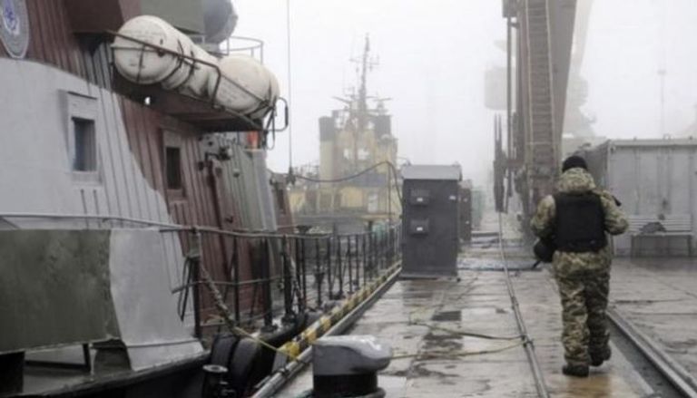 جندي أوكراني تابع للقوات البحرية في ميناء بحر آزوف