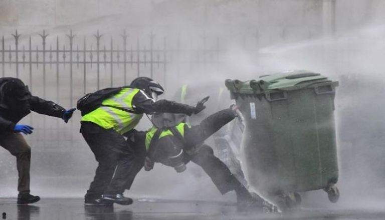 الشرطة الفرنسية تواجه متظاهري السترات الصفراء - أ.ف.ب