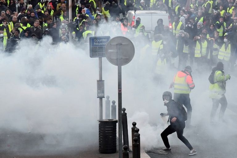 الشرطة تطلق الغاز لتفريق محتجي "السترات الصفراء"