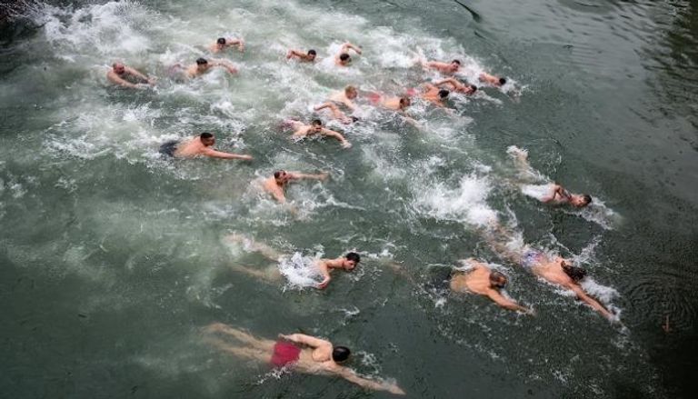 صرب يحتفلون بـ"عيد الغطاس" بالقفز في المياه المثلجة