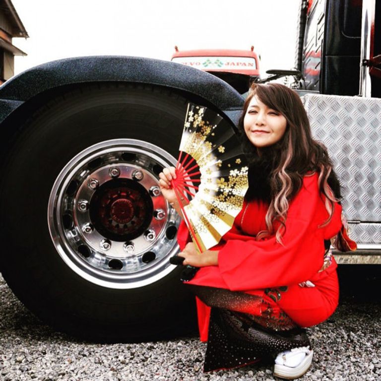 يابانية تترك الرقص وتتجه لقيادة الشاحنات