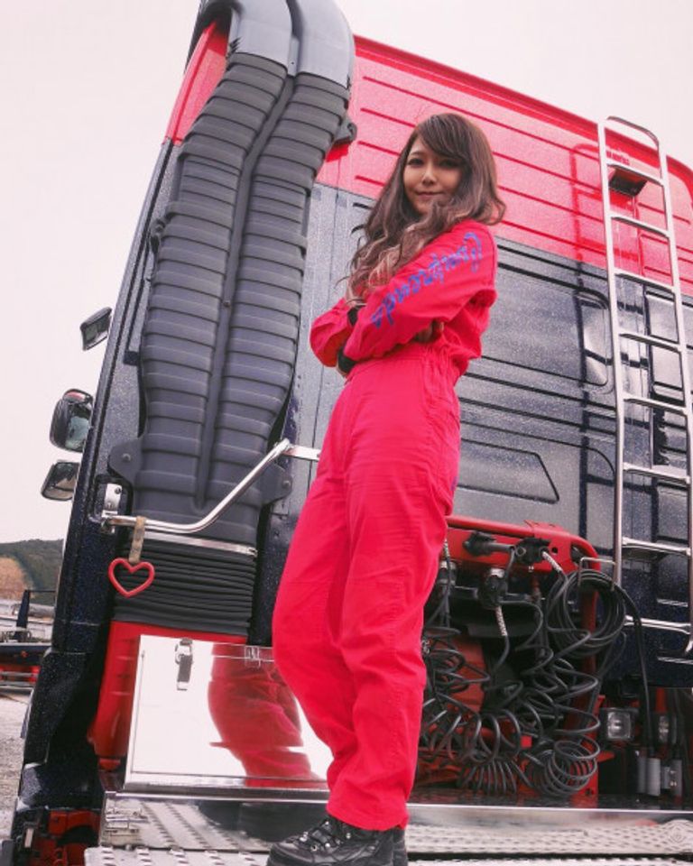 يابانية تترك الرقص وتتجه لقيادة الشاحنات