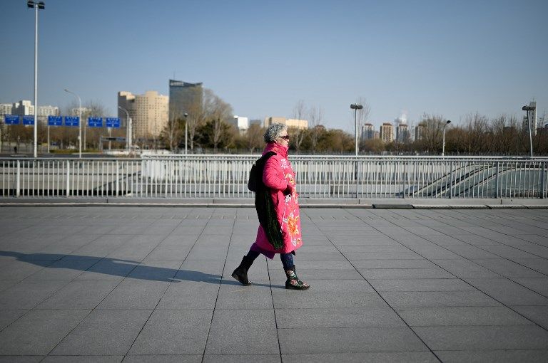 مسنة صينية تستخدم هاتفها الذكي خلال الغناء