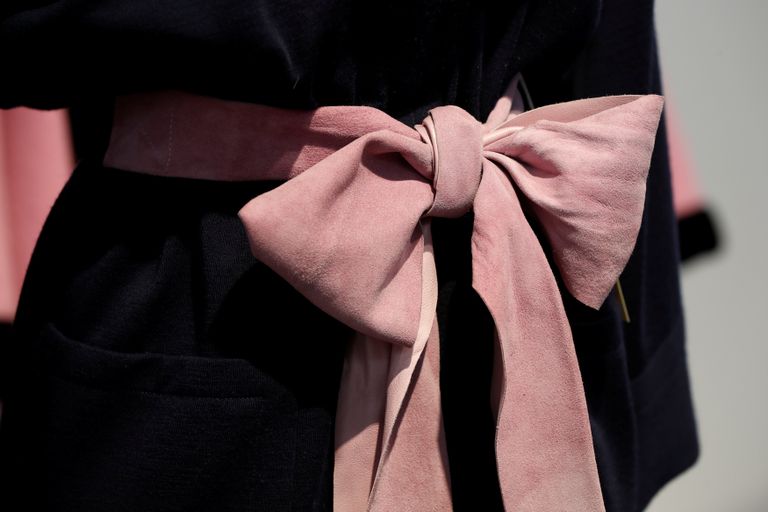 بعض الفساتين التي ستعرض في المزاد