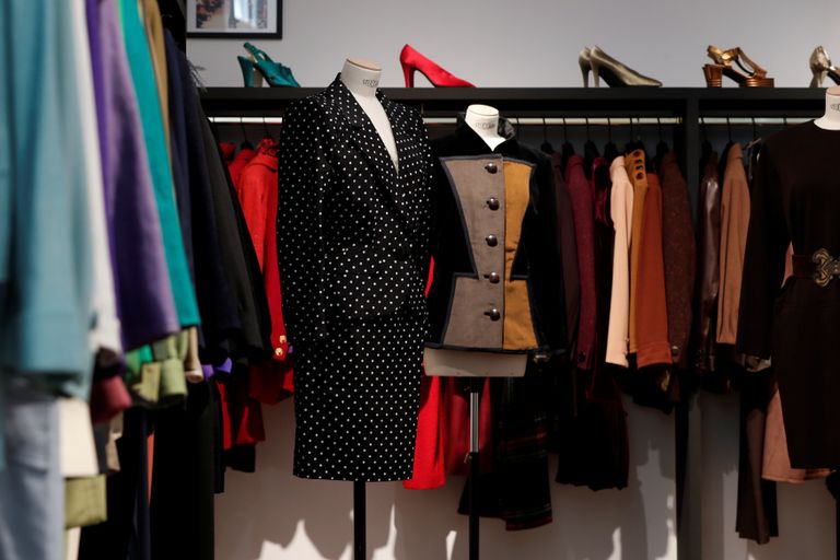 بعض الفساتين التي ستعرض في المزاد