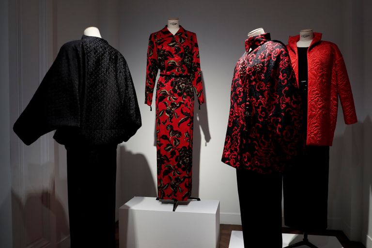 بعض الفساتين التي ستعرض في المزاد