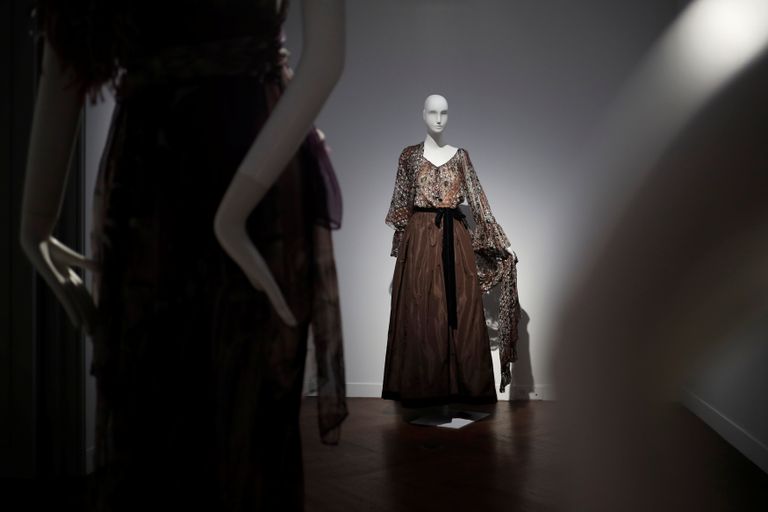 بعض الفساتين التي ستعرض في المزاد