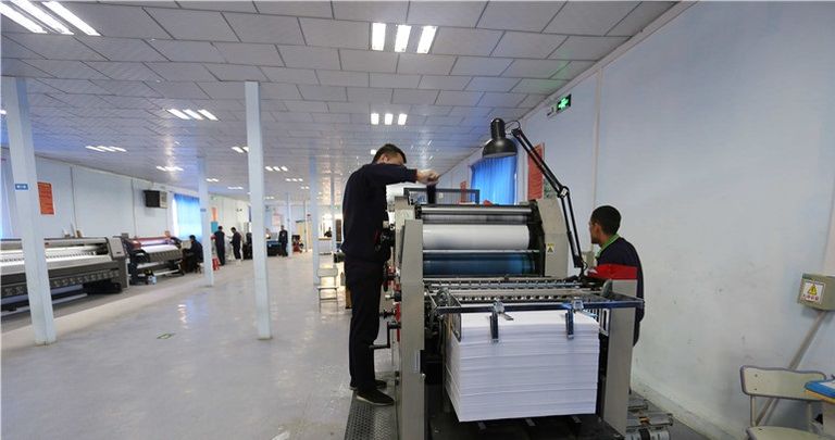 المركز يدرب منتسبيه على صناعة الملابس ومنتجات متنوعة ضيوف "جولة مشاهير طريق الحرير" مع عدد من طلبة المركز