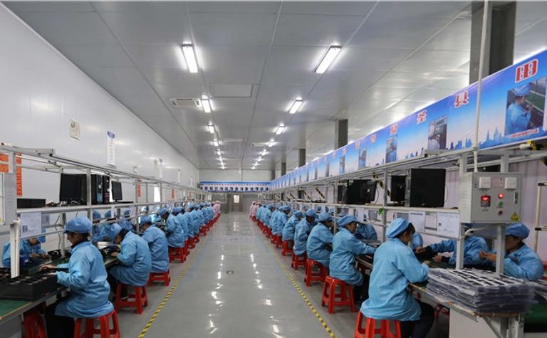 التدريب المهني من أولويات برامج المركز ضيوف "جولة مشاهير طريق الحرير" مع عدد من طلبة المركز