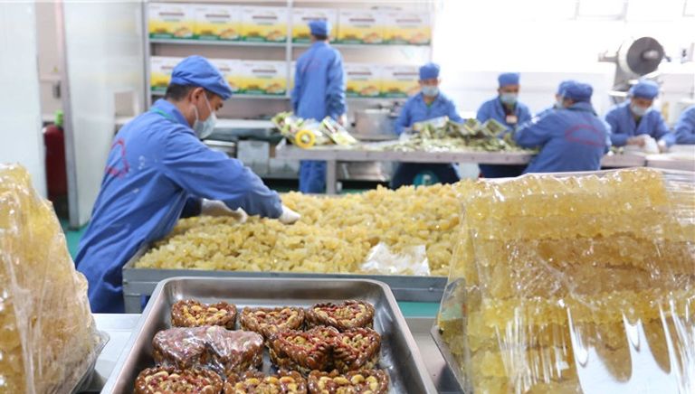 صناعة الحلويات والمنتجات الغذائية في مركز المهارات المهنية الصيني ضيوف "جولة مشاهير طريق الحرير" مع عدد من طلبة المركز