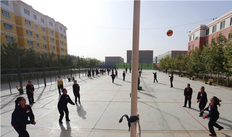 الملعب الرياضي وسط المركز ضيوف "جولة مشاهير طريق الحرير" مع عدد من طلبة المركز