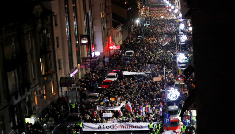 الآلاف يتظاهرون ضد رئيس صربيا - رويترز