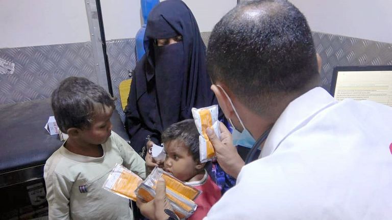 18 ألف يمني استفادوا من عيادات الإمارات المتنقلة بالساحل الغربي