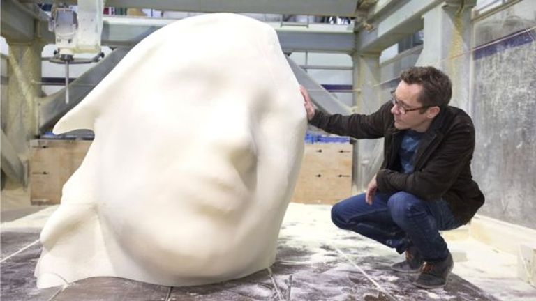 أكبر تمثال برونزي في بريطانيا يصور ممثلة شابة