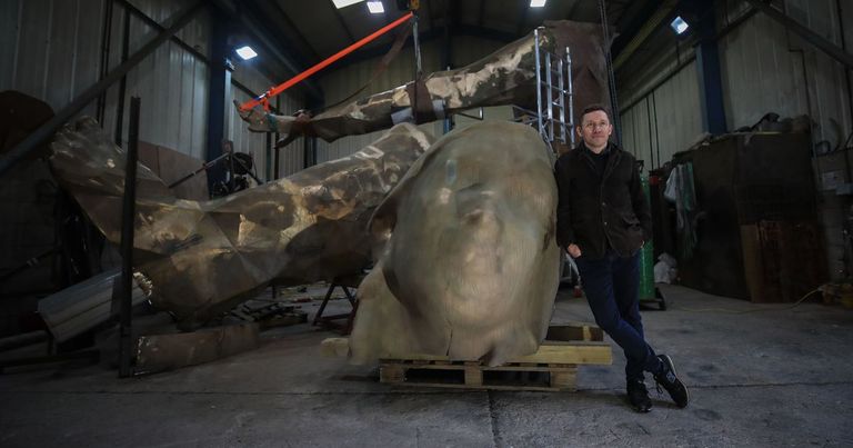 أكبر تمثال برونزي في بريطانيا يصور ممثلة شابة