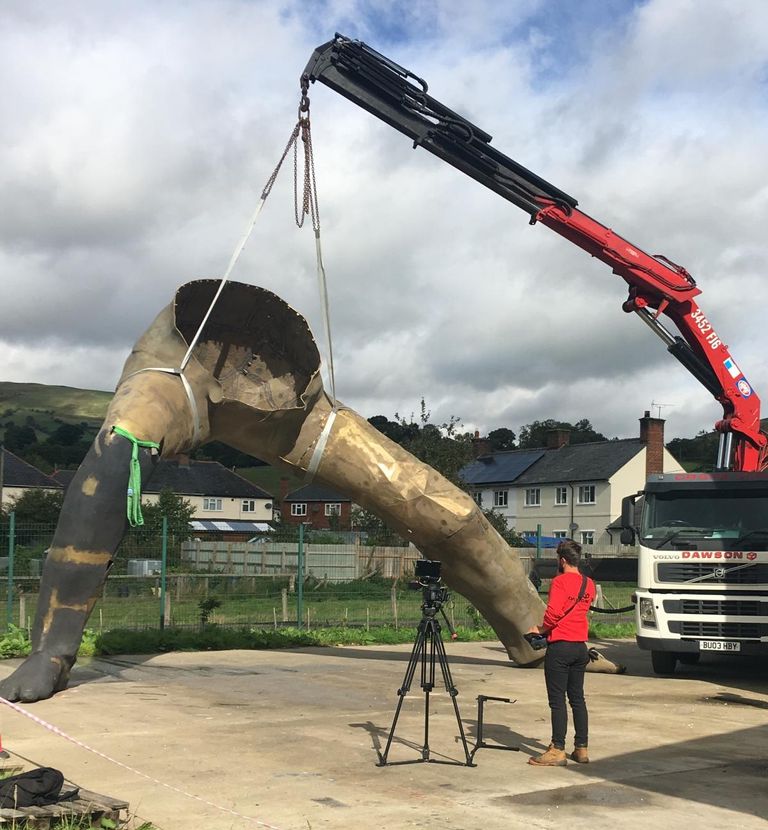 أكبر تمثال برونزي في بريطانيا يصور ممثلة شابة