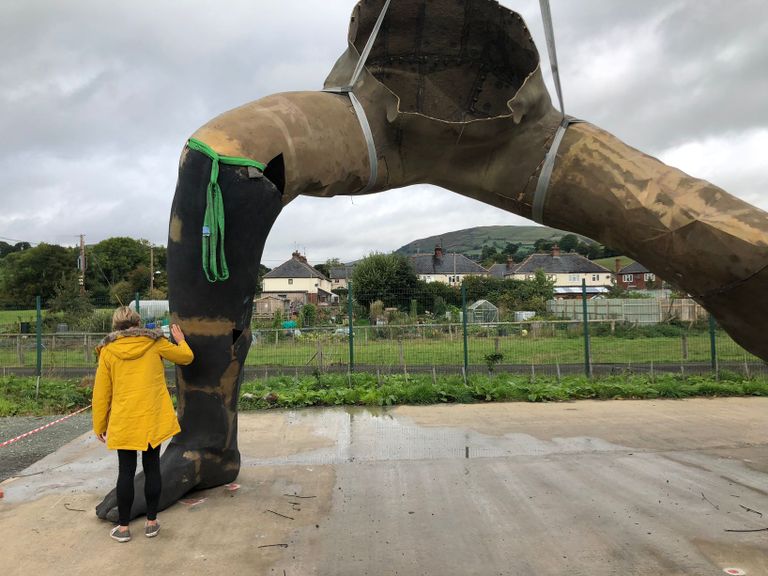 أكبر تمثال برونزي في بريطانيا يصور ممثلة شابة