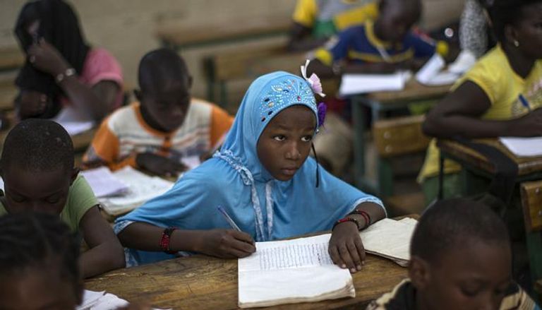 أطفال يتعلمون بفصل دراسي في مالي