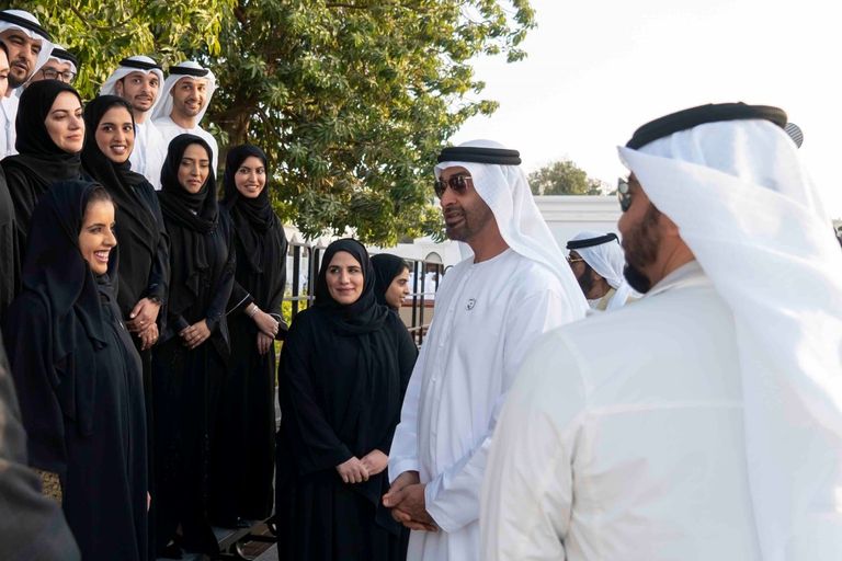 الشيخ محمد بن زايد آل نهيان في صورة تذكارية مع أعضاء الفريقين