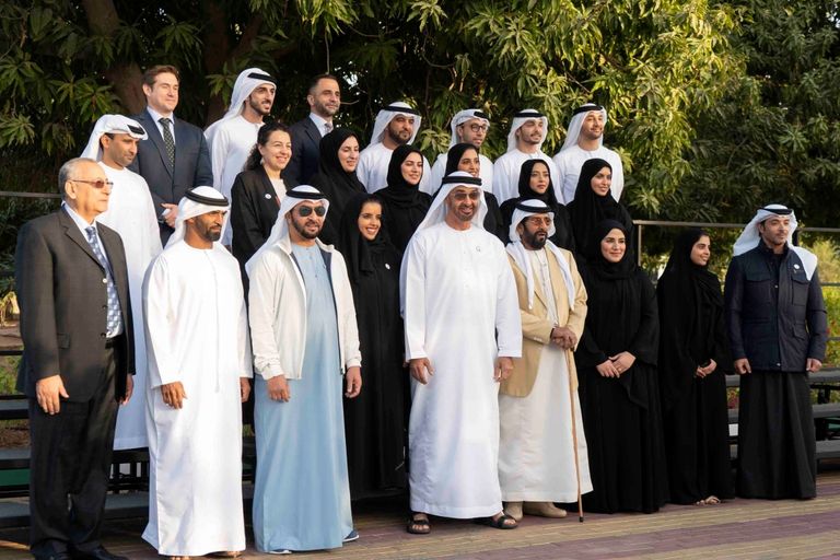 الشيخ محمد بن زايد آل نهيان في صورة تذكارية مع أعضاء الفريقين