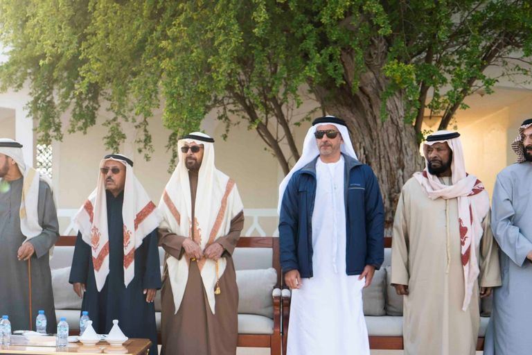 الشيخ محمد بن زايد آل نهيان في صورة تذكارية مع أعضاء الفريقين