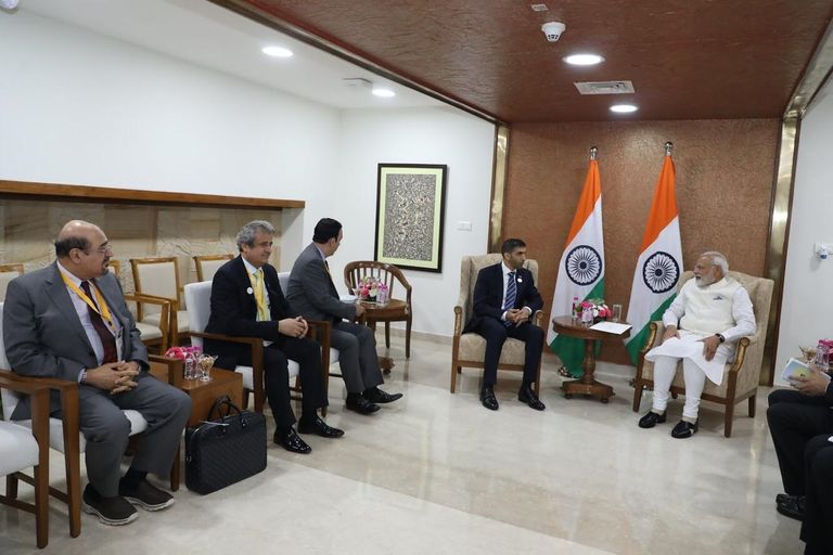 الدكتور ثاني بن أحمد الزيودي خلال لقائه مع رئيس وزراء الهند