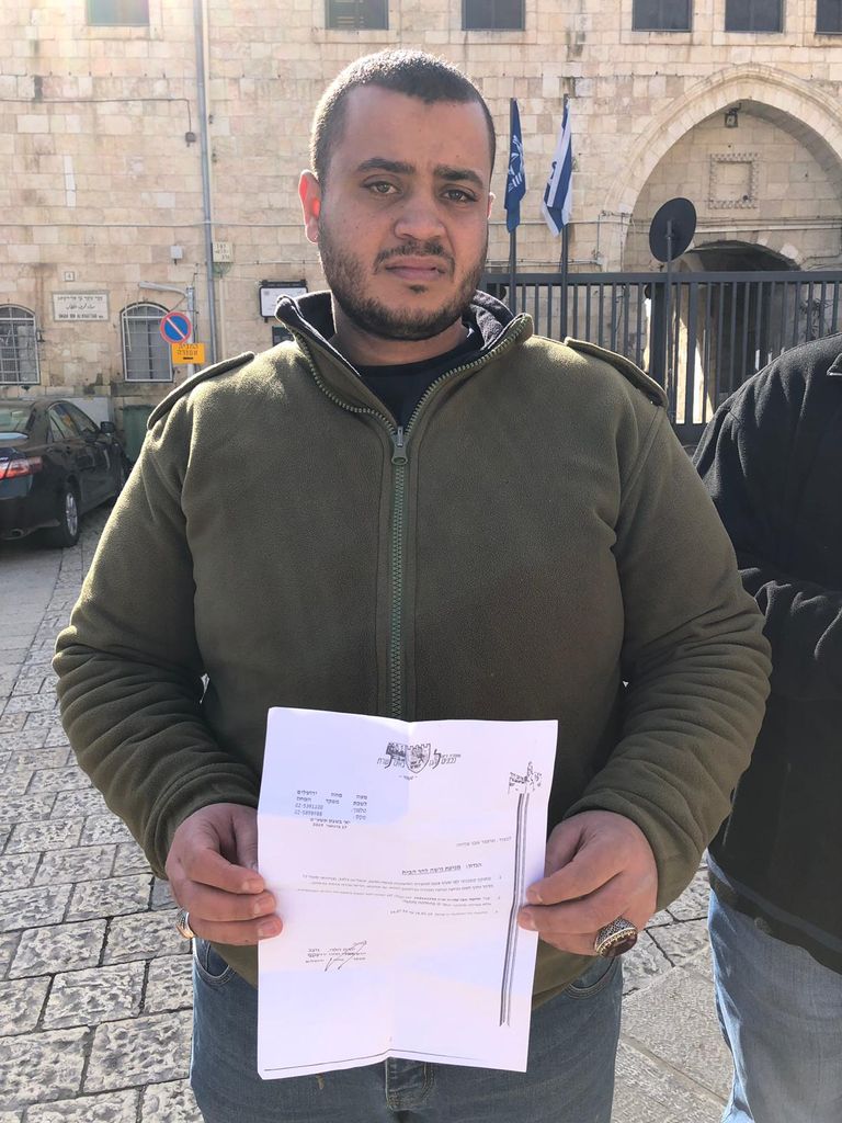 حراس المسجد يحملون قرارات الإبعاد