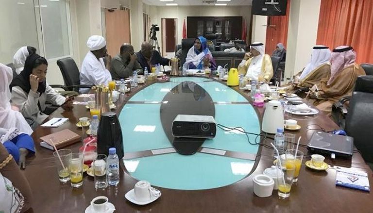 جانب من اجتماع وفد هيئة آل مكتوم الخيرية وقيادات الوزراة السودانية