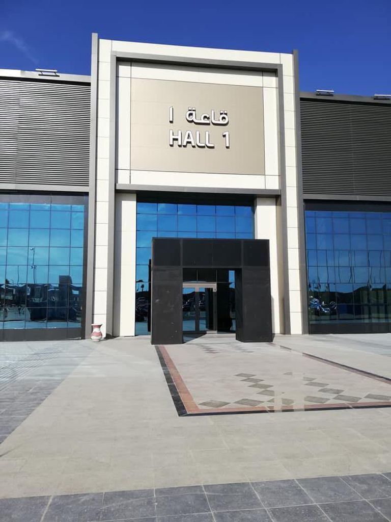 من تجهيزات معرض القاهرة للكتاب