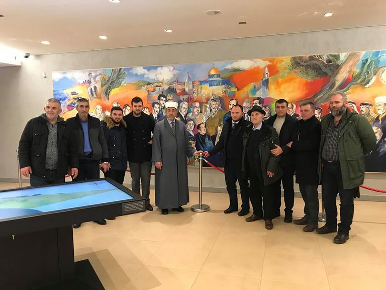 الوفد الألباني خلال زيارته للقدس الوفد الألباني خلال زيارته للمسجد الأقصى