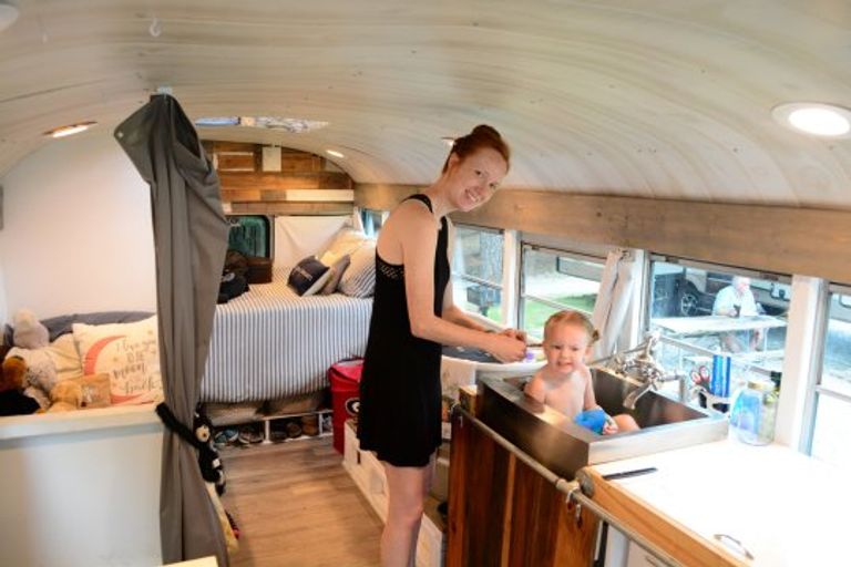 زوجان يبيعان منزلهما لشراء حافلة للمعيشة والسفر