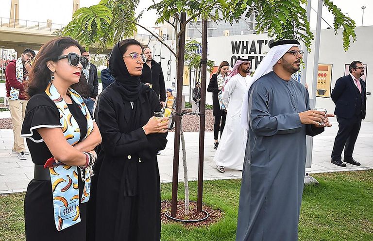وزيرة الثقافة وتنمية المعرفة الإماراتية نورة الكعبي. جانب من المعرض في حديقة "ريم سنترال بارك"