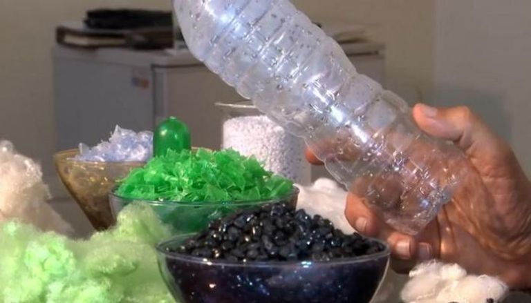  مصنع مصري يحول زجاجات البلاستيك إلى بدائل للقطن