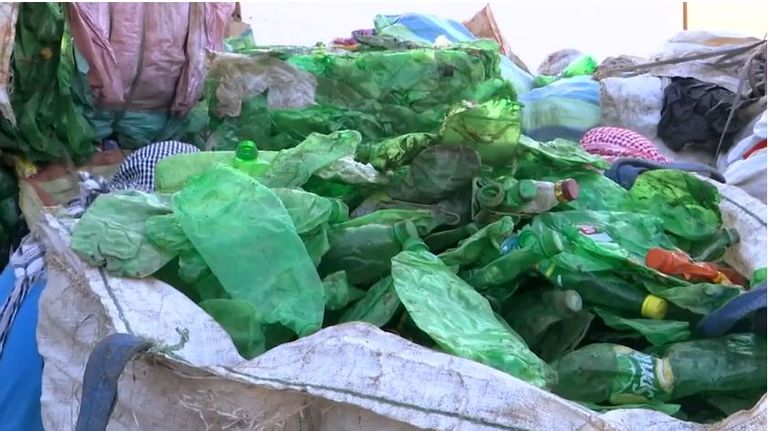  مصنع مصري يحول زجاجات البلاستيك إلى بدائل للقطن