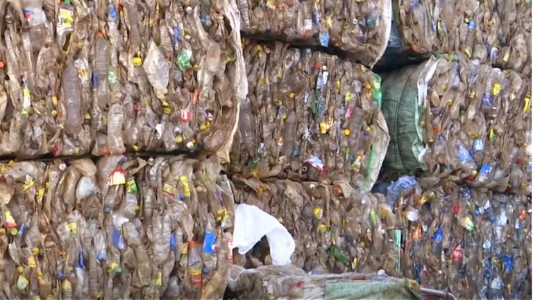  مصنع مصري يحول زجاجات البلاستيك إلى بدائل للقطن