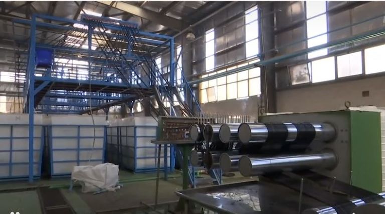  مصنع مصري يحول زجاجات البلاستيك إلى بدائل للقطن