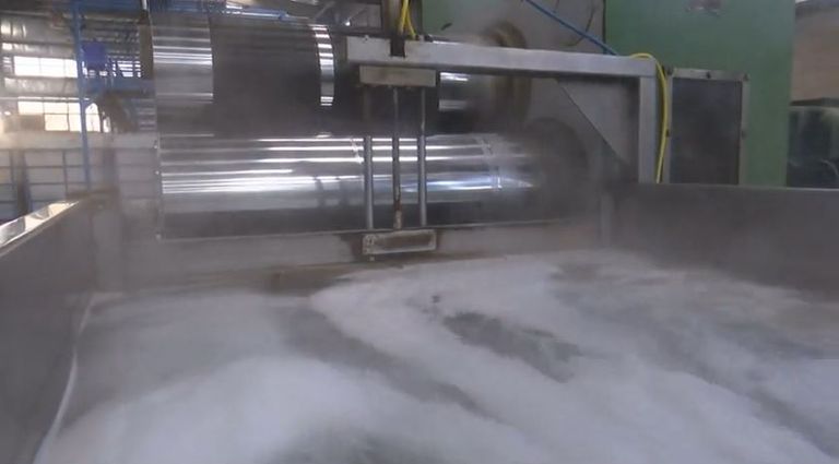  مصنع مصري يحول زجاجات البلاستيك إلى بدائل للقطن