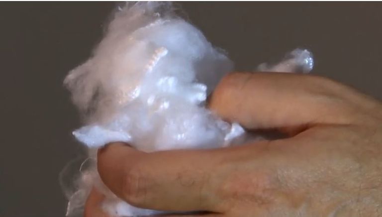  مصنع مصري يحول زجاجات البلاستيك إلى بدائل للقطن