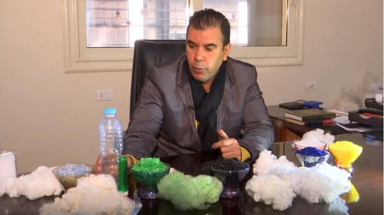  مصنع مصري يحول زجاجات البلاستيك إلى بدائل للقطن